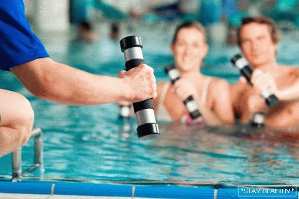 Effektive Übungen im Pool zur Gewichtsreduktion Bauch, Seiten und Hüften