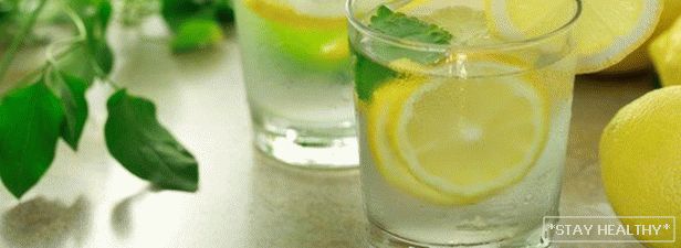 Wie man Wasser mit Zitrone kocht und trinkt abnehmen