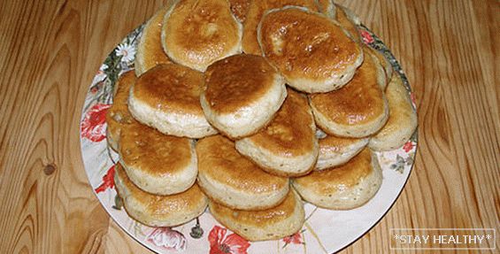Wie man flaumige Pfannkuchen auf Kefir zubereitet