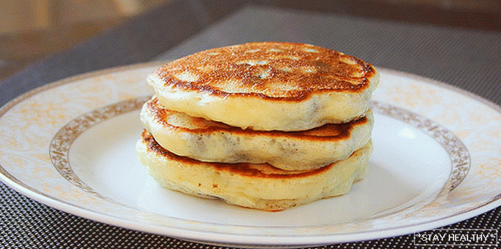 Wie man flaumige Pfannkuchen auf Kefir zubereitet