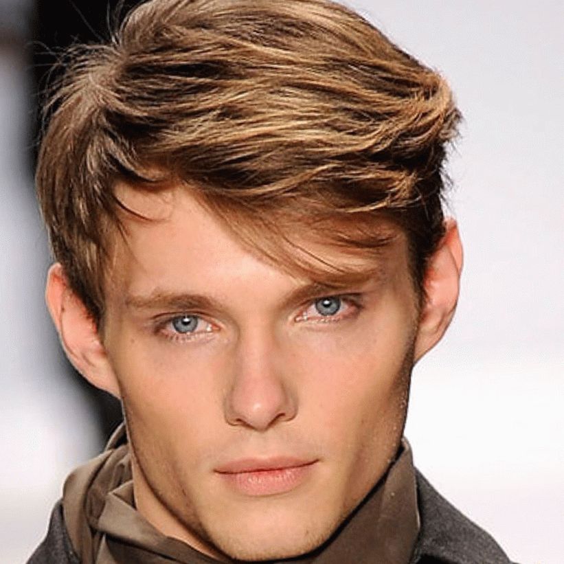 Herrenfrisuren mit kahlen Stellen auf der Stirn, an den Schläfen