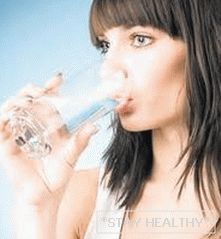 пейте большое количество воды, если хотите поддерживать свое тело в идеальном состоянии и не задумываться о похудении