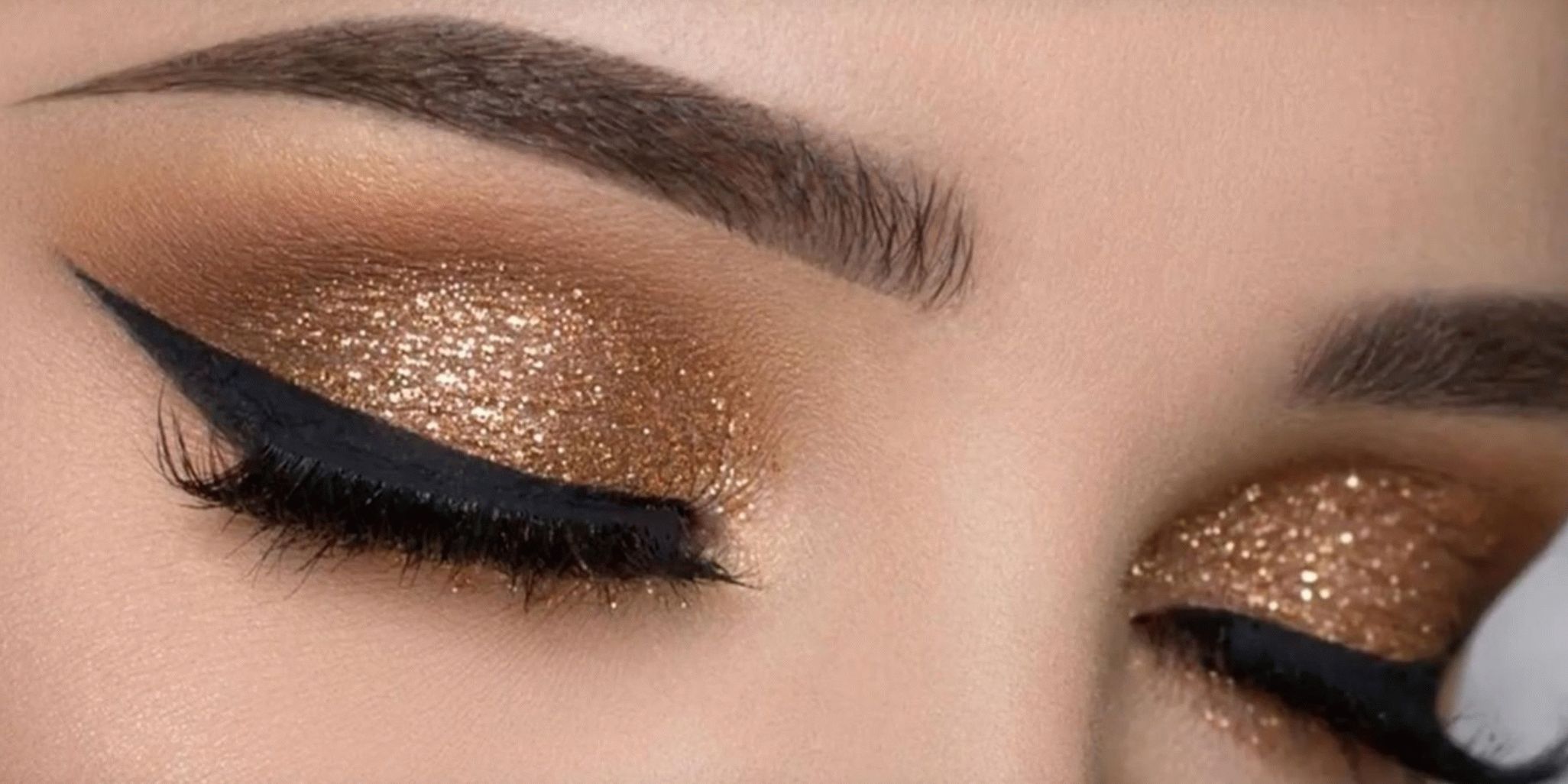 Make-up mit goldenen Schatten und Pfeilen für das neue Jahr 2018
